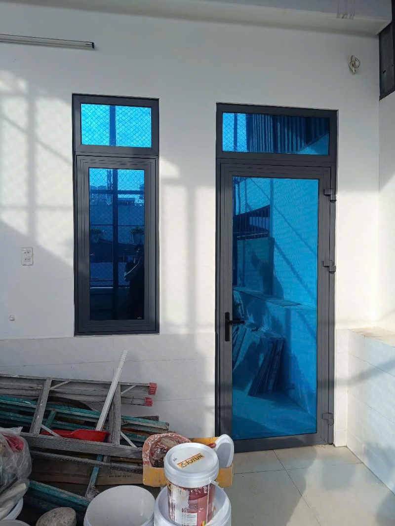 Hình ảnh thi công dán kính cách nhiệt chung cư 2